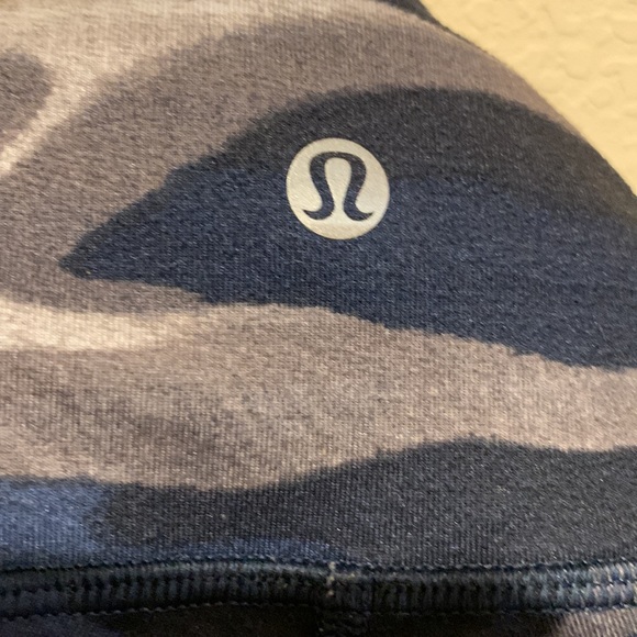 Lululemon size 4 crop leggings, EUC - Picture 4 of 5